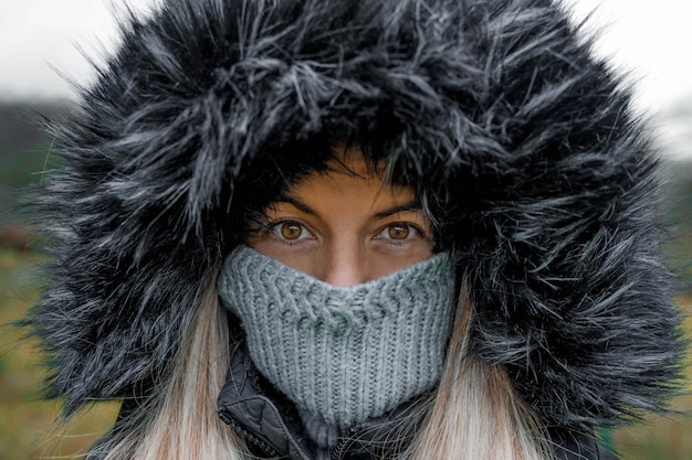 Photo pretty young caucasian woman and long blonde hair looking at the camera on winter39s day