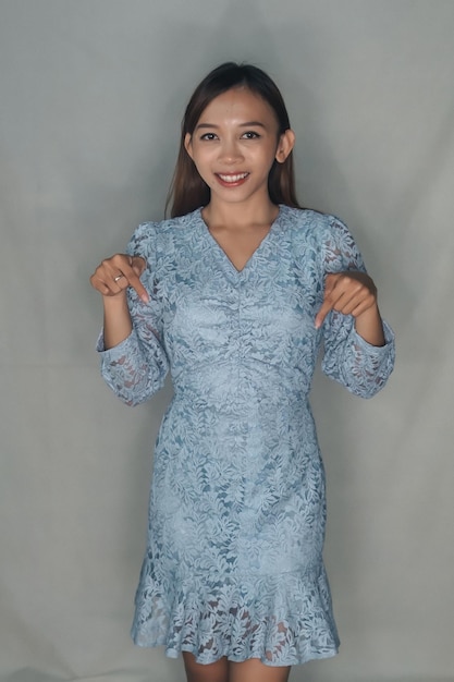 かなり若い女の子バリ アジア インドネシアの女の子ビジネス ポーズ モデル広告メガネ スキー