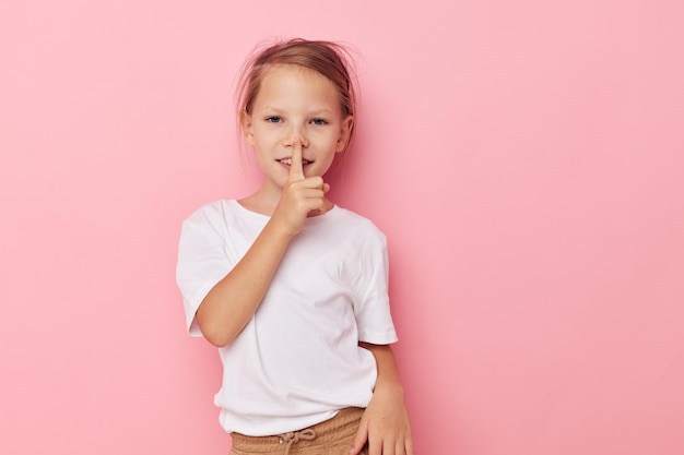 かなり若い女の子のしかめっ面は、変更されていない楽しい子供時代をポーズします