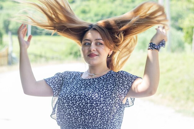 Photo pretty young girl in the nature