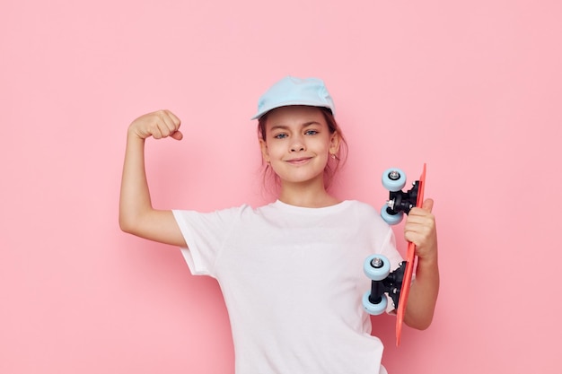 白いTシャツの感情のライフスタイルを変更せずにポーズをとるかなり若い女の子