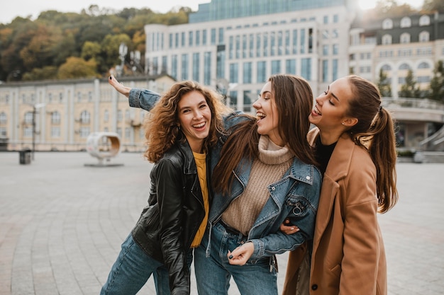 Foto ragazze abbastanza giovani che si divertono insieme