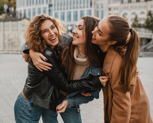 Photo pretty young girls having fun together