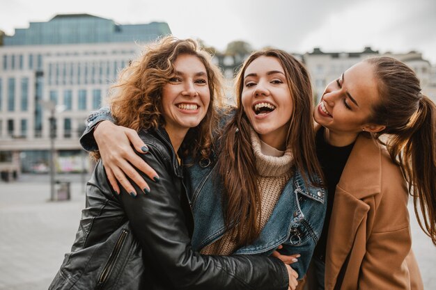 Photo pretty young girls having fun together