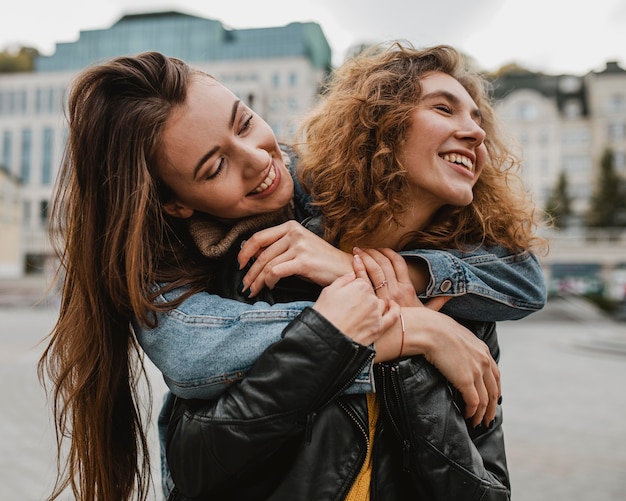 Photo pretty young girls having fun together