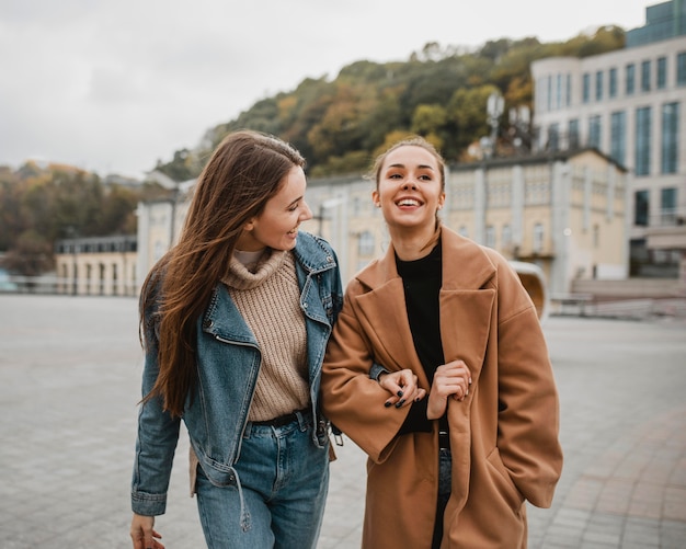 Ragazze abbastanza giovani che propongono all'aperto