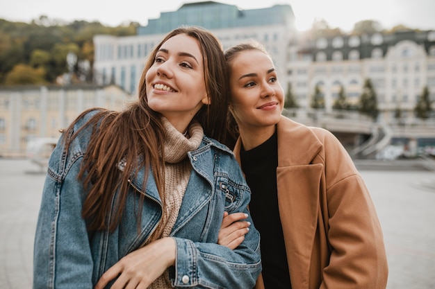 Photo pretty young girls posing outdoors