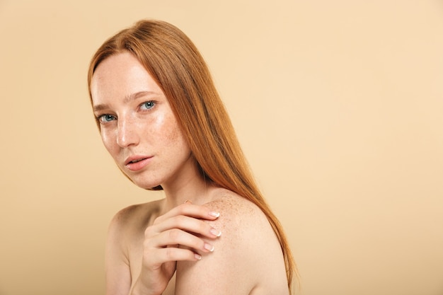 Photo pretty young redhead woman