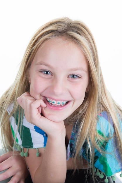 Foto piuttosto giovane ragazza sorridente isolata su sfondo bianco