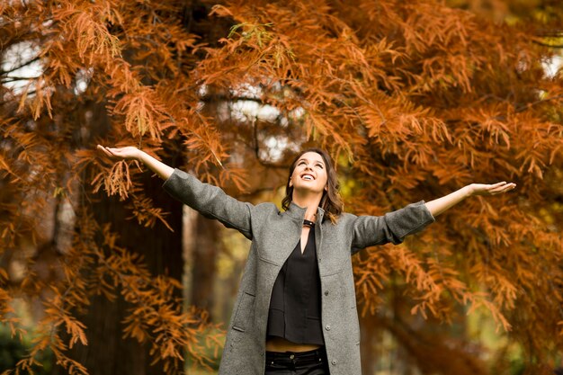 Foto giovane donna graziosa nel parco di autunno