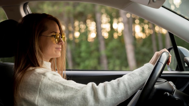 運転しているかなり若い女性