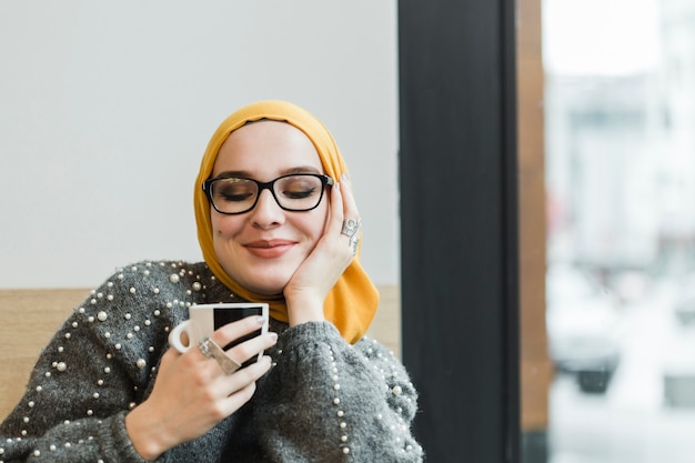 コーヒーを楽しむかなり若い女性