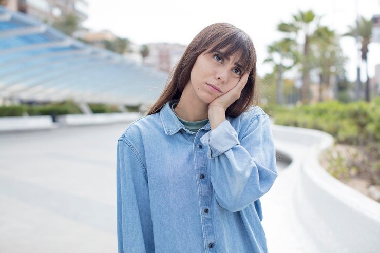 Photo コンセプトを表現するかなり若い女性