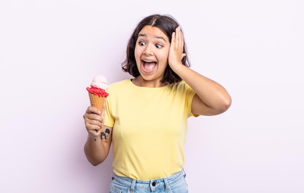 Довольно молодая женщина чувствует себя счастливой, взволнованной и удивленной. концепция мороженого