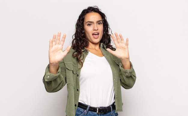 Photo pretty young woman feeling stupefied and scared