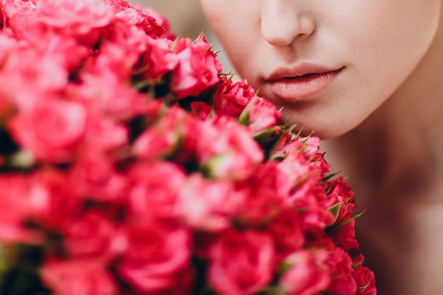 Piuttosto giovane donna e fiori