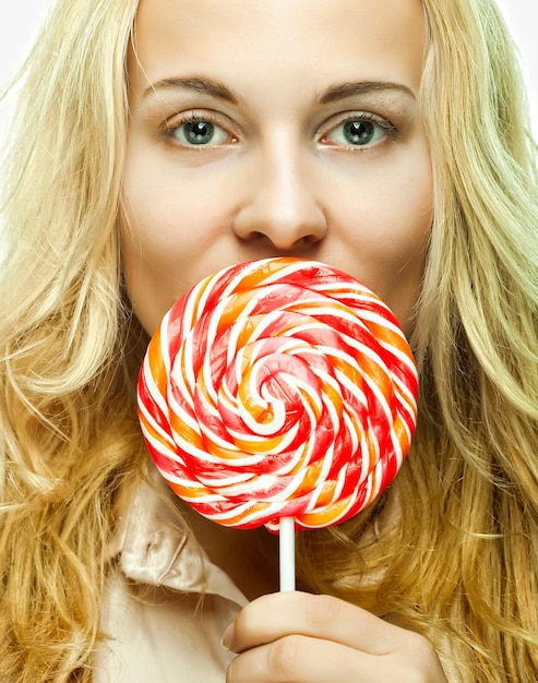 Photo pretty young woman holding lolly pop