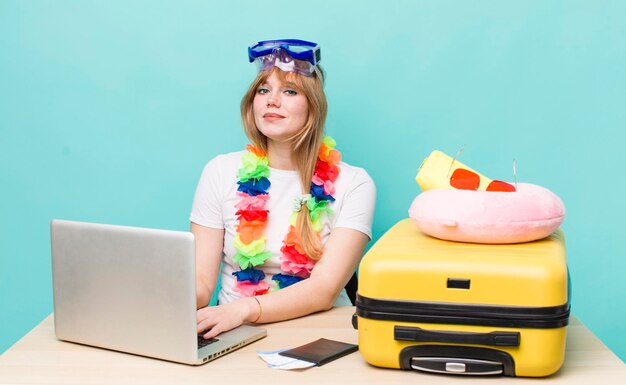 休日の夏と旅行の概念のかなり若い女性