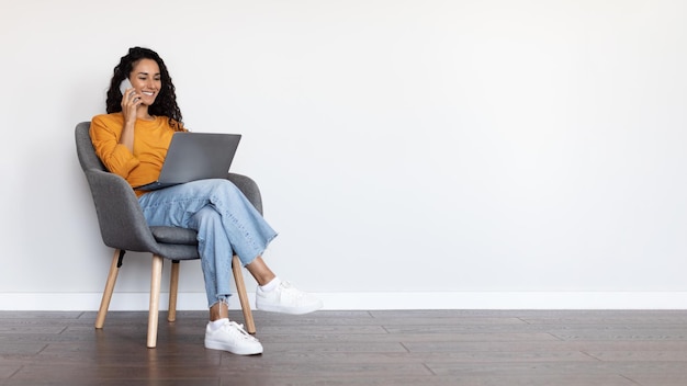 Довольно молодая женщина ищет работу в Интернете на белом фоне