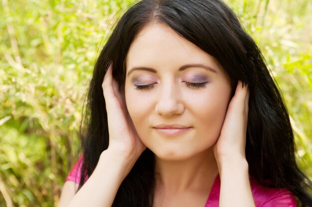 Photo pretty young woman outdoor in the grass in summertime