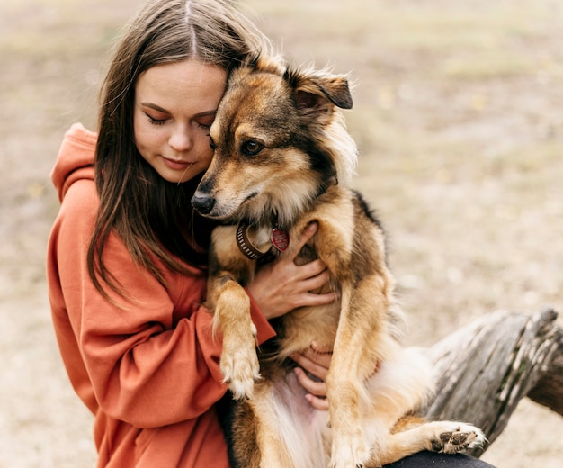 Photo pretty young woman petting her dog