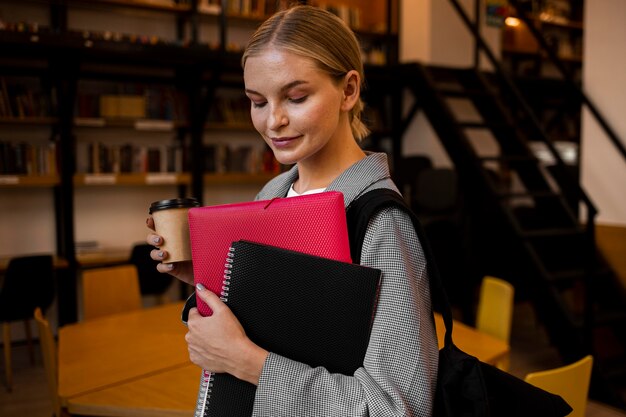 写真 図書館でポーズをとるかなり若い女性