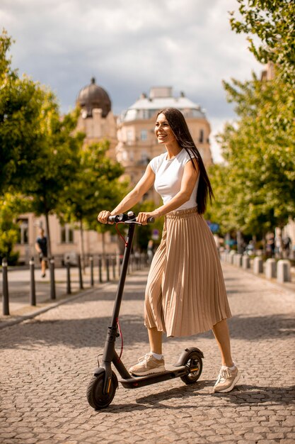 通りで電動スクーターに乗っているかなり若い女性