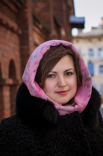 Photo pretty young woman in a scarf