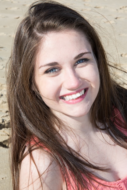 Photo pretty young woman on summer beach during vacation