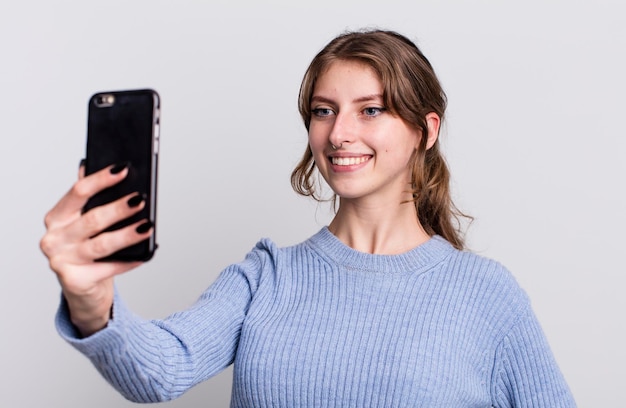 Foto donna abbastanza giovane che utilizza uno smartphone