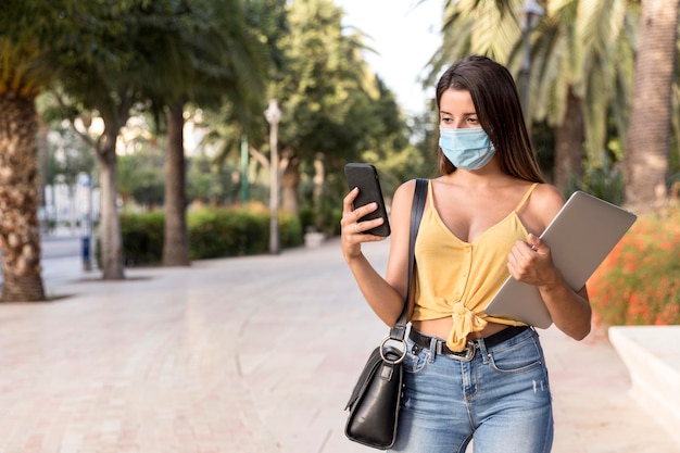 Photo pretty young woman wearing face mask