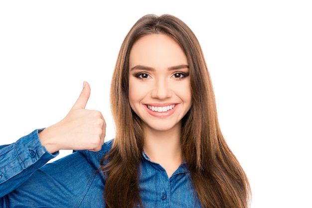 Foto piuttosto giovane donna con un sorriso raggiante gesticolando come