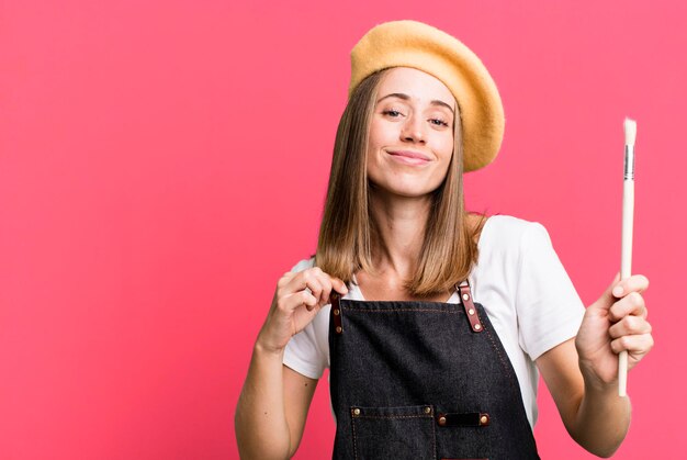 Prety blanke vrouw met een kopie ruimte schilder kunstenaar concept