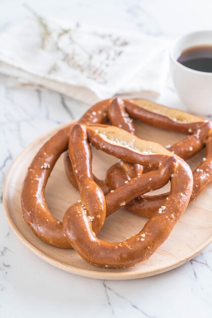 Foto pane pretzel sul piatto