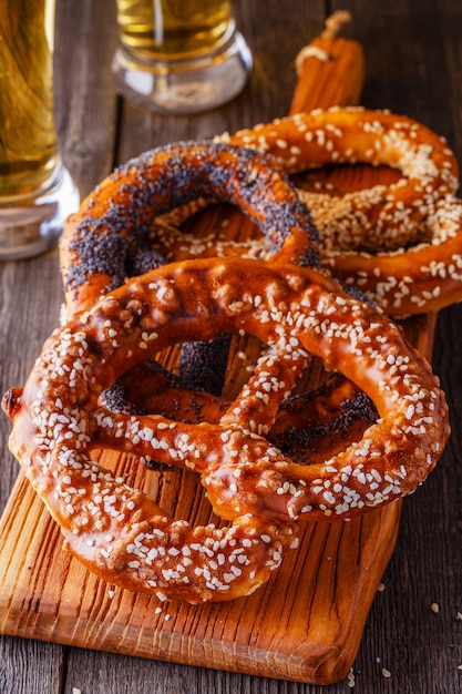 Pretzels en bier op houten.