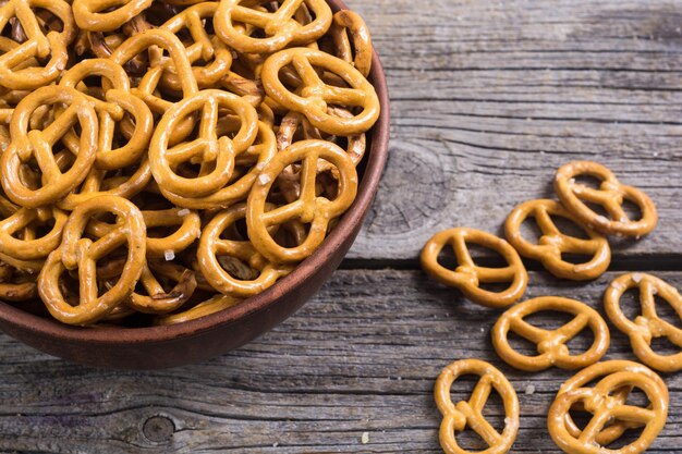 Foto pretzels in kom op houten achtergrond foto van snack