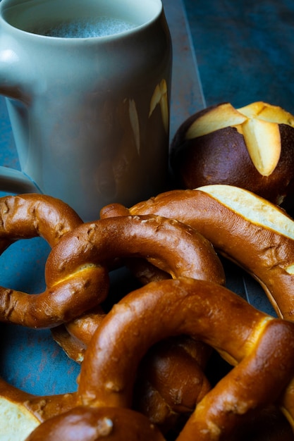 Foto salatini e barattolo oktoberfest sfondo stile cibo scuro