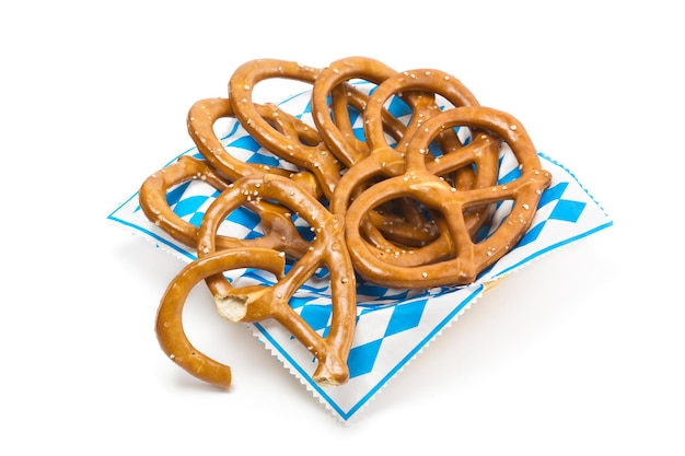 Foto pretzels op blauw en wit servet