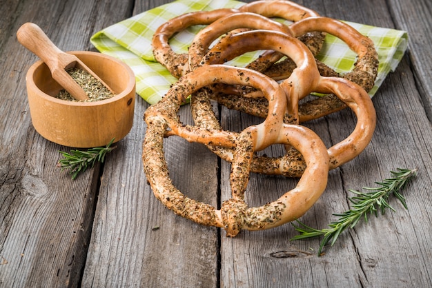 Pretzels op houten bord op rustieke oppervlak