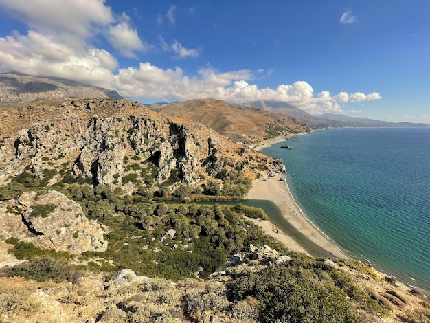 Preveli palmstrand en rivierlandschap met bergen op het eiland Kreta