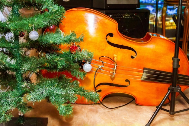 Foto una spigola in anteprima si trova sotto l'albero decorazioni natalizie