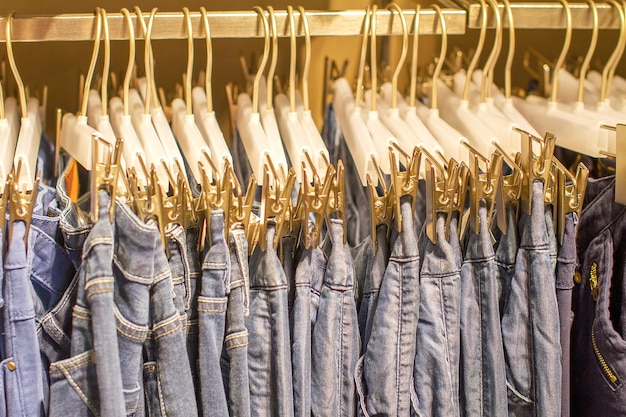 Preview jeans hangend aan een hanger in de winkel