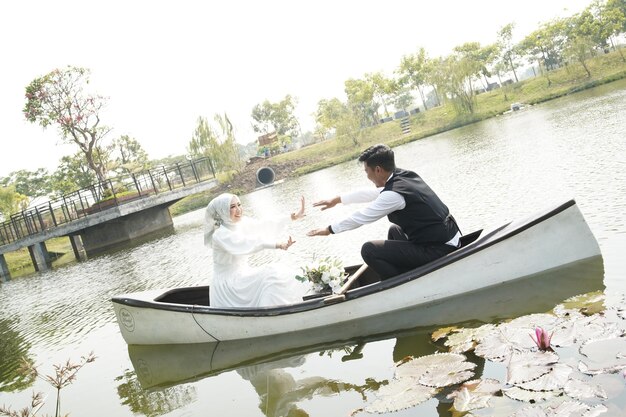 湖で結婚前の写真を撮る