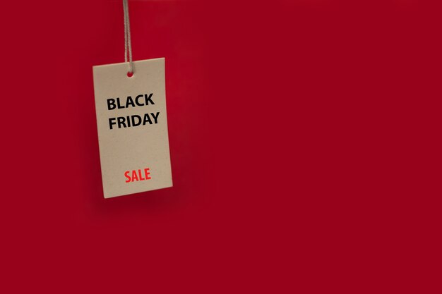 Фото Ценник на красном фоне с надписью black friday sale. скопируйте место для текста