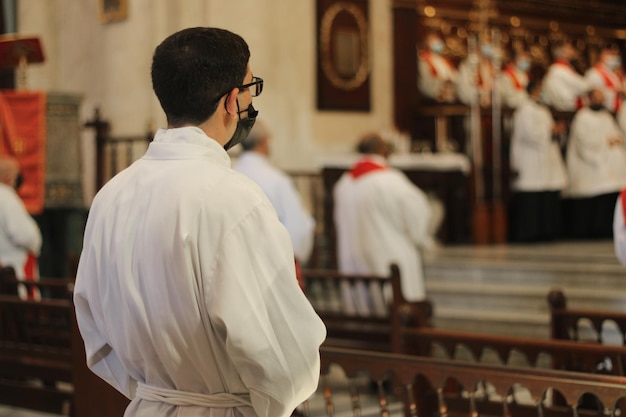 Sacerdote che celebra la messa