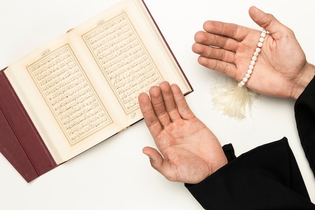 Photo priest praying time from holy book