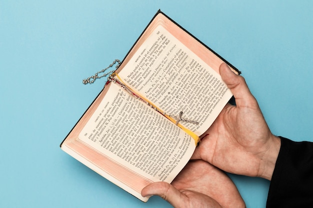 Photo priest reading from holy book