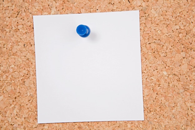 Foto prikbord van kurk met een blanco papier