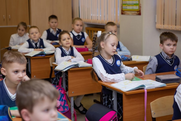 교실 책상에 앉아있는 초등학생