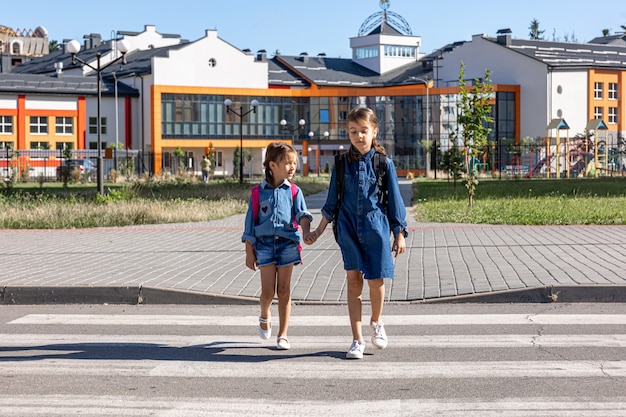 Gli studenti della scuola primaria vanno a casa dopo la scuola, il primo giorno di scuola, tornano a scuola.